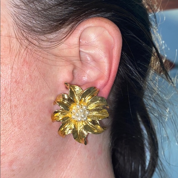 Avon pointsetta clip on earrings - Picture 1 of 3